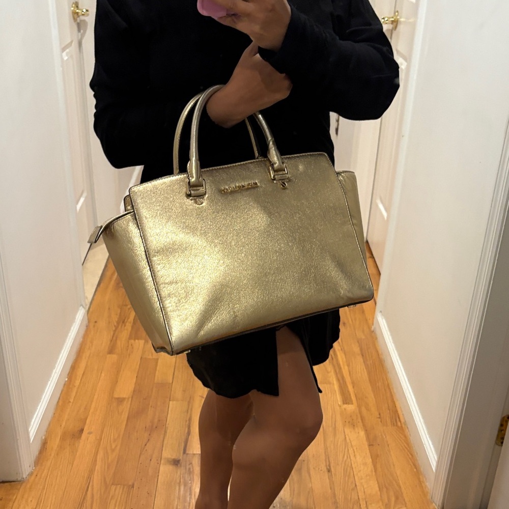 Michael Kors SELMA large Gold Tote - Picture 10 of 13